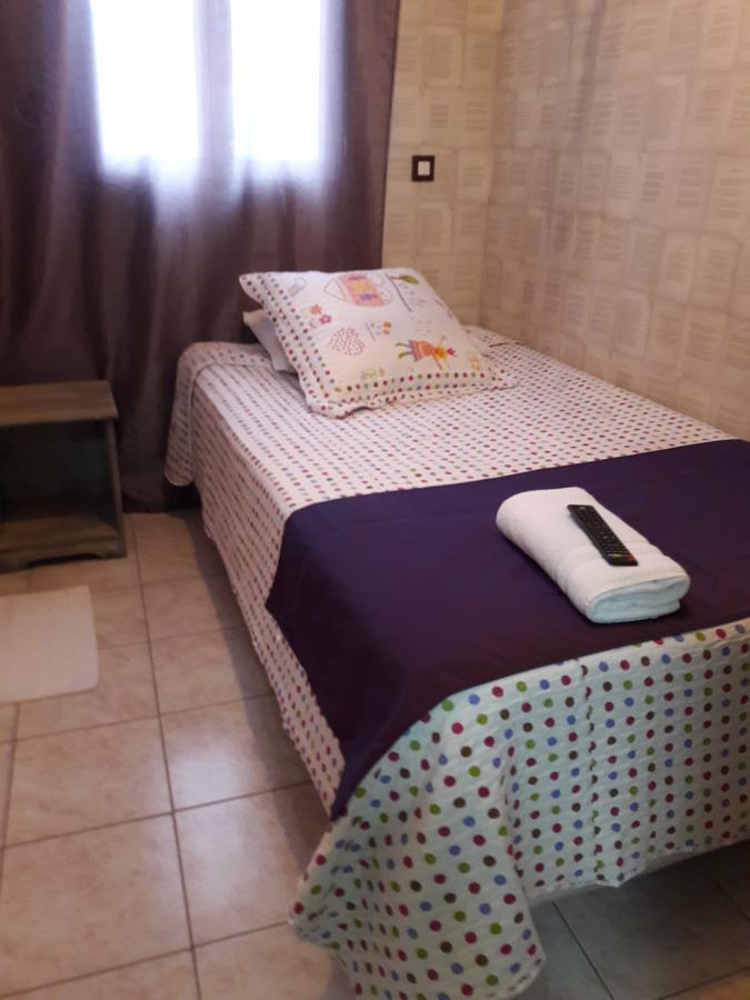 Chambre Simple avec Toilettes et Douche Communes